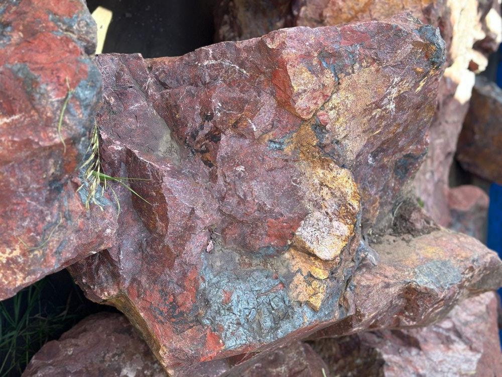 Камни для ландшафтного дизайна красно-фиолетовые 10-60 килограмм купить в Оренбургской области