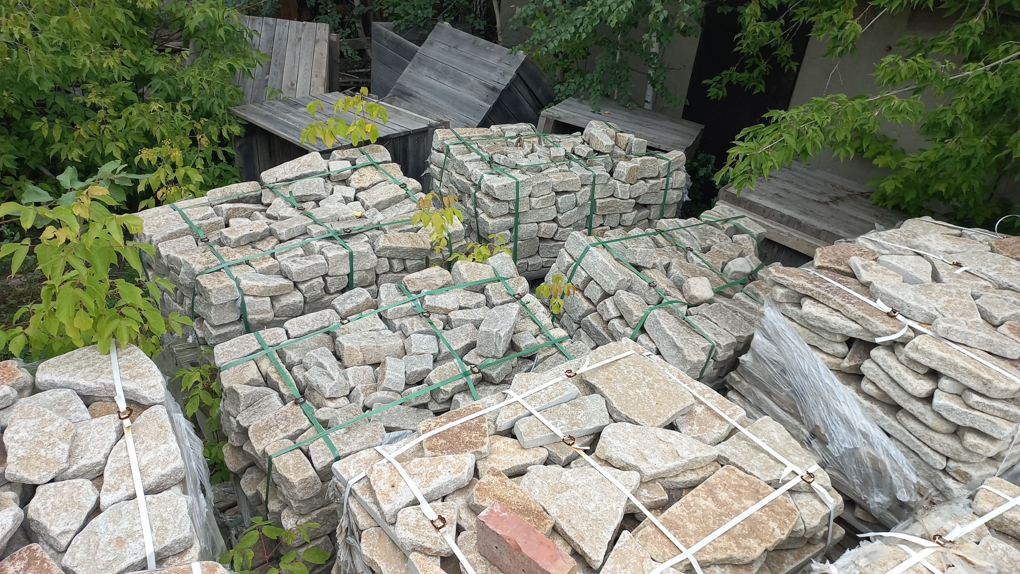 Плитняк галтованный гранитный для ландшафтного дизайна купить в Оренбургской области