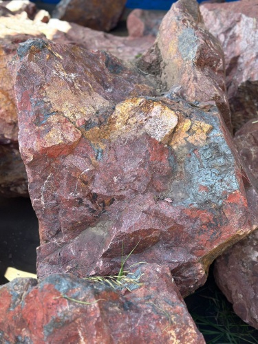 Камни для ландшафтного дизайна красно-фиолетовые 10-60 килограмм купить в Оренбургской области