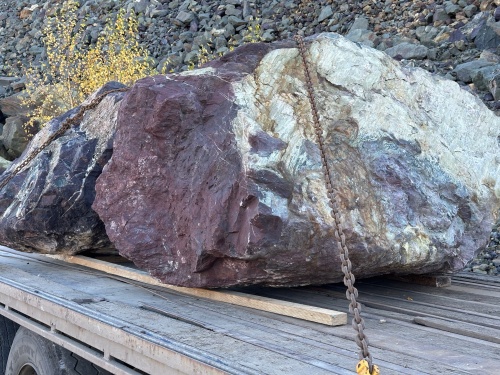 Огромные красно-фиолетовые валуны для ландшафтного дизайна весом более 5 тонн купить в Оренбургской области