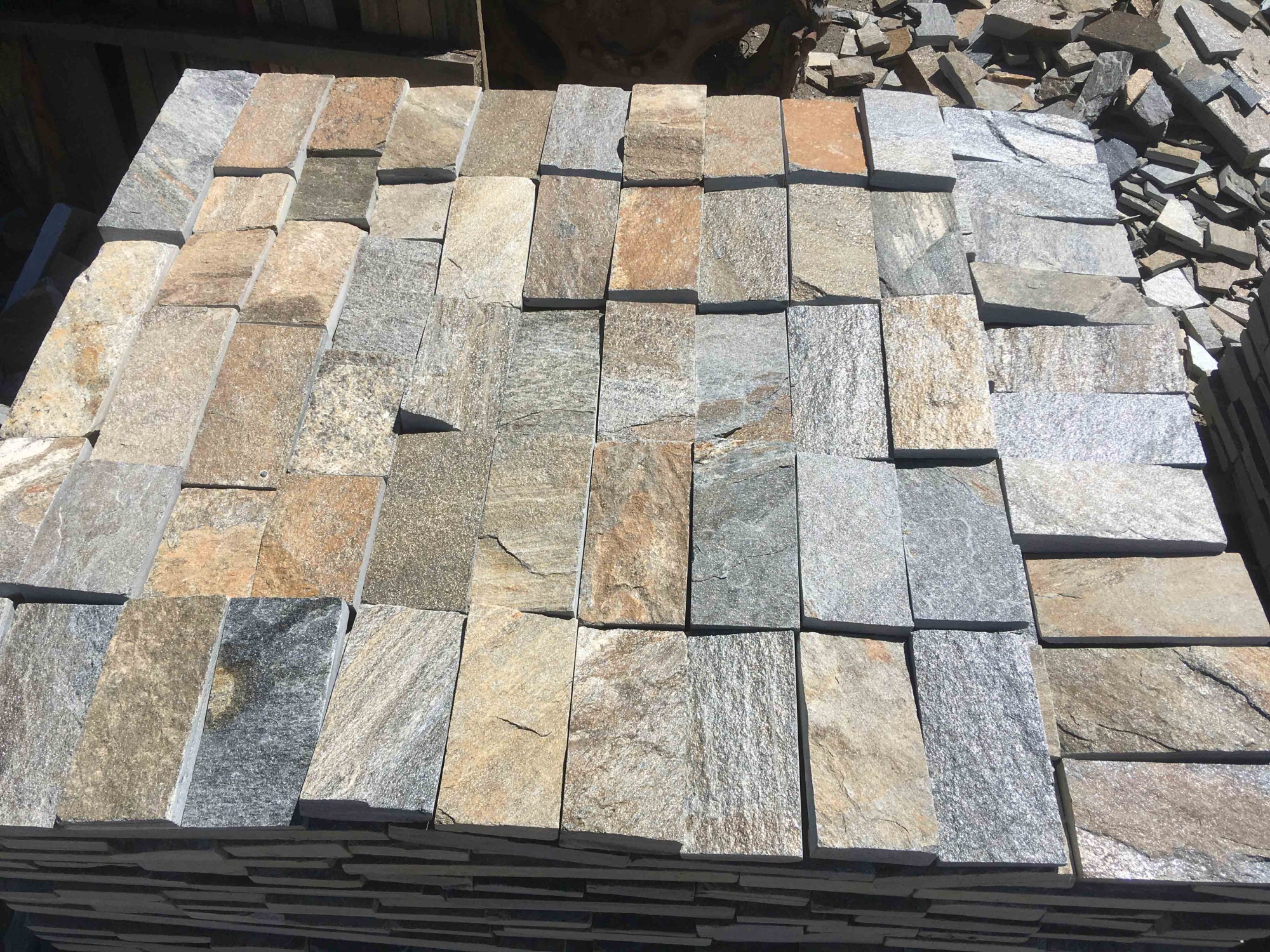 Плитка пилёная златолит Уральский для фасада купить в Оренбургской области