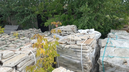 Плитняк галтованный гранитный для ландшафтного дизайна купить в Оренбургской области