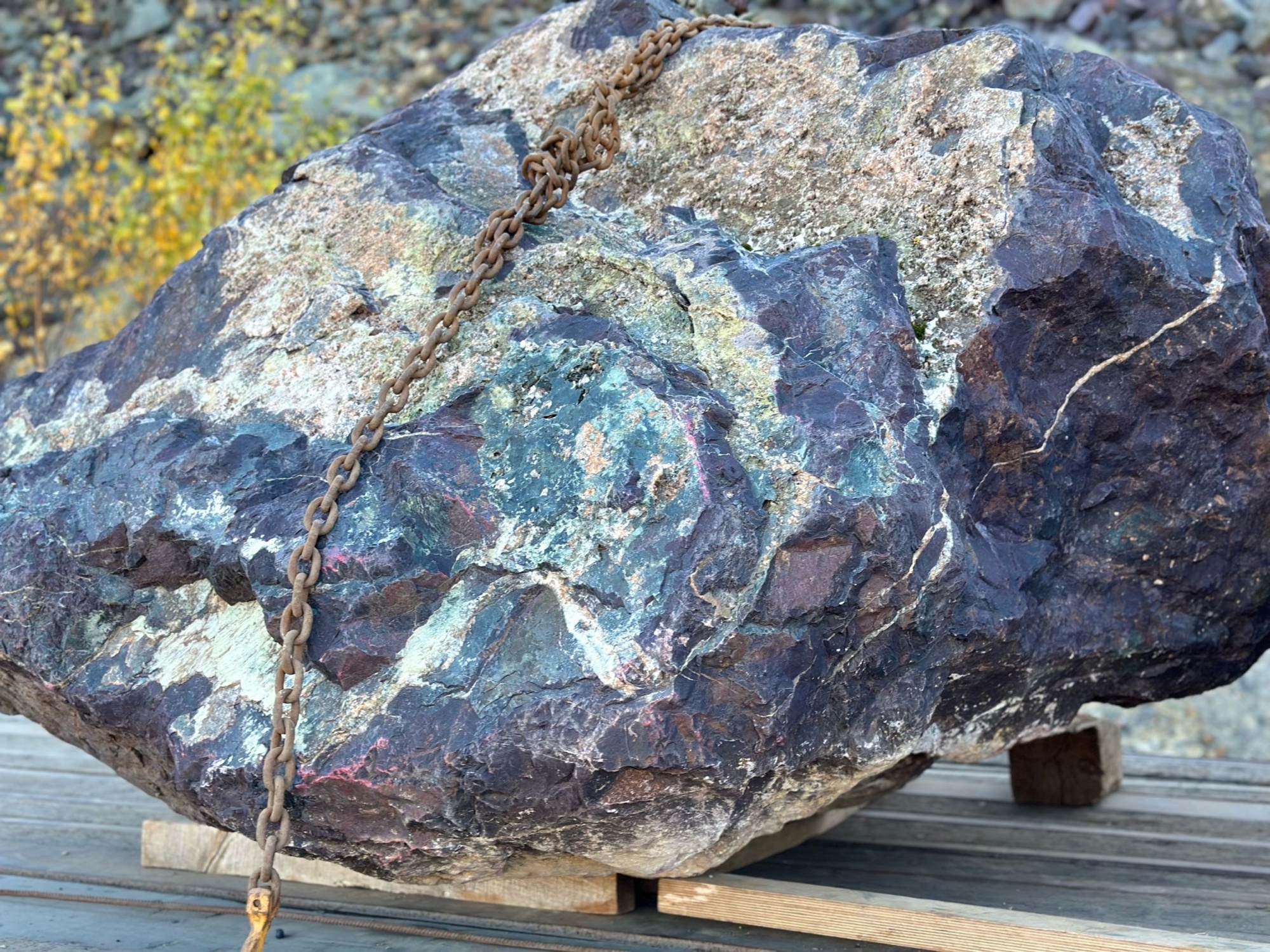 Огромные красно-фиолетовые валуны для ландшафтного дизайна весом более 5 тонн купить в Оренбургской области