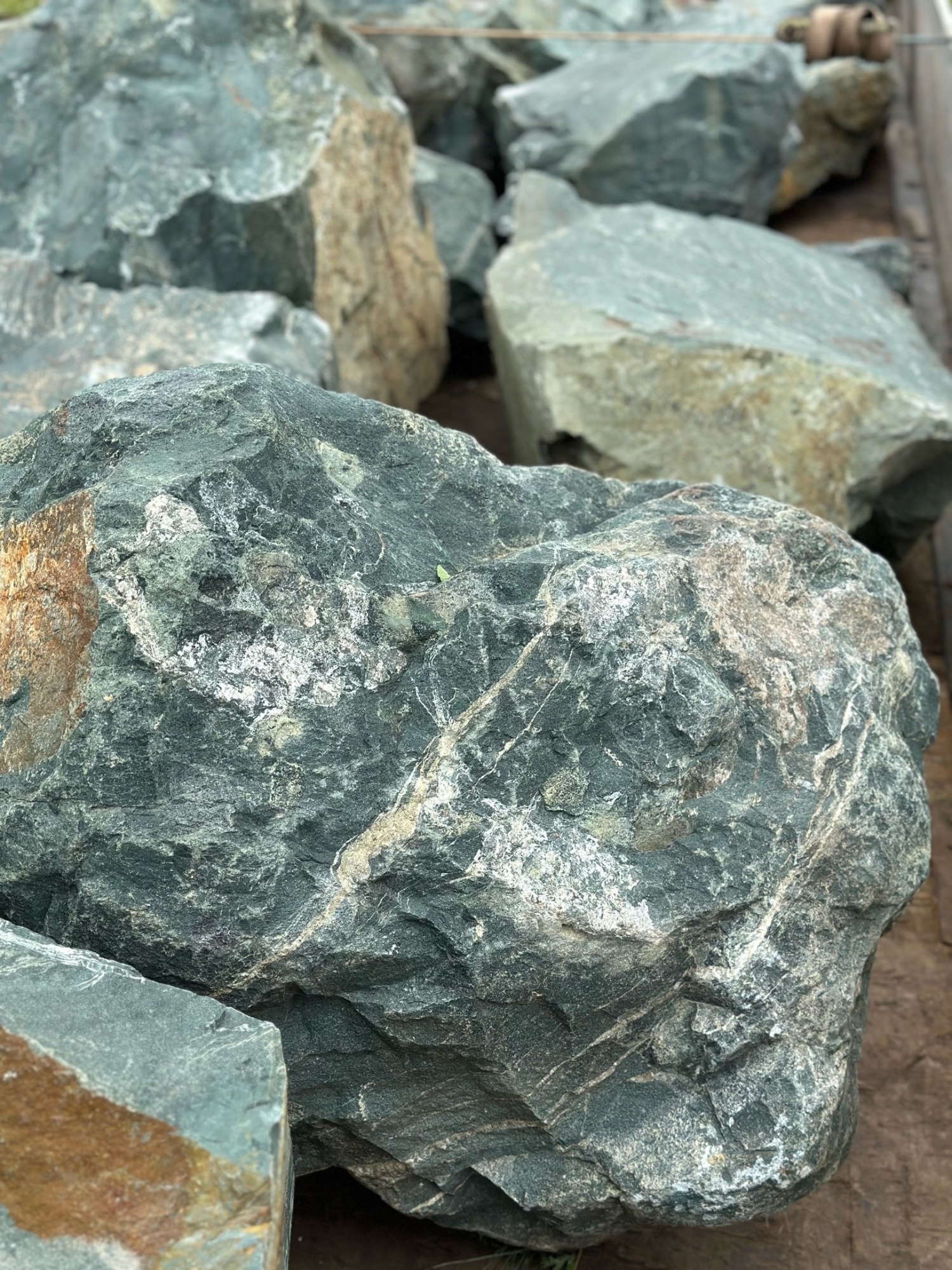 Камни для ландшафтного дизайна зелёные 10-60 килограмм купить в Оренбургской области