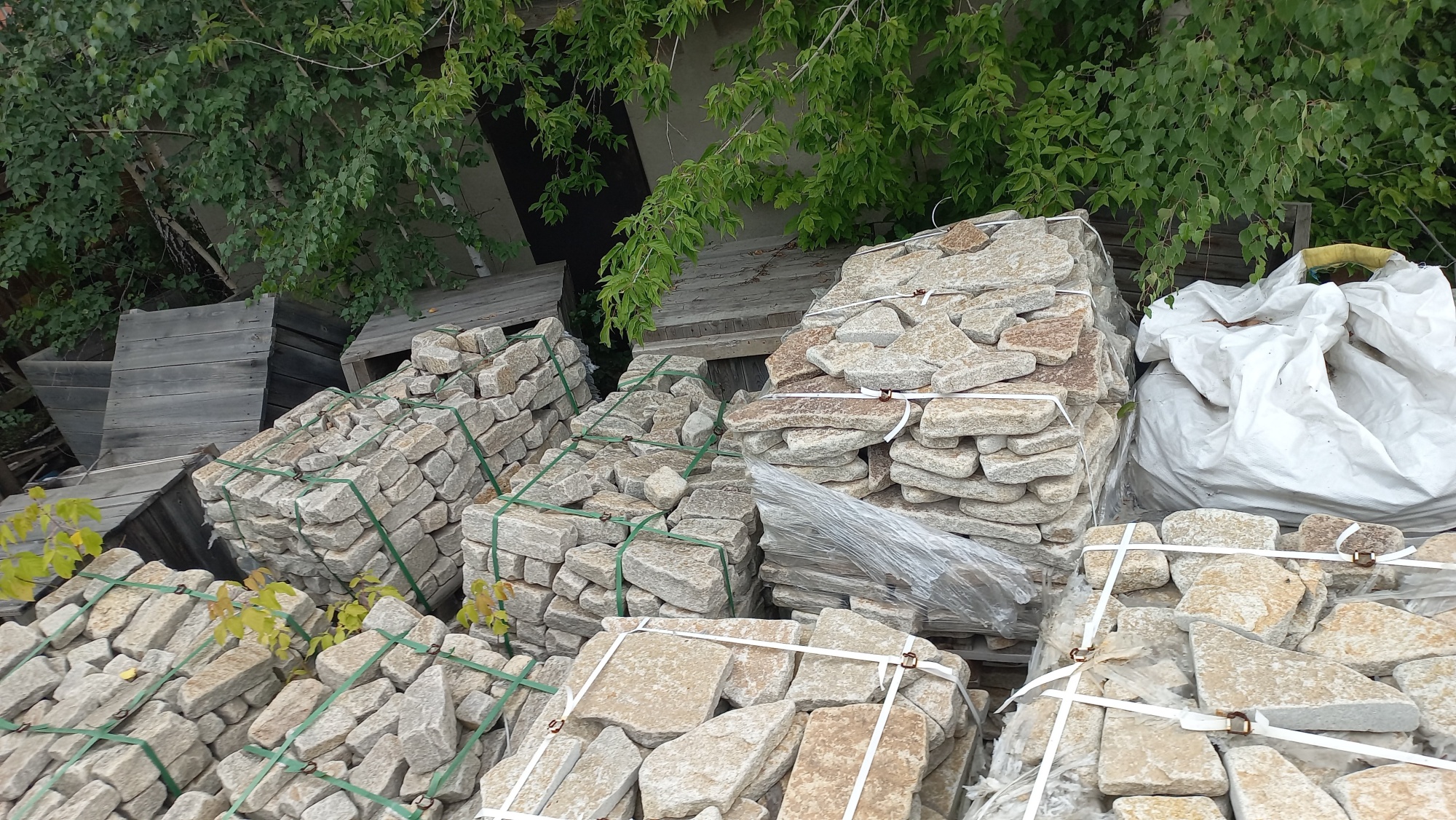 Плитняк гранитный галтованный купить в Оренбургской области