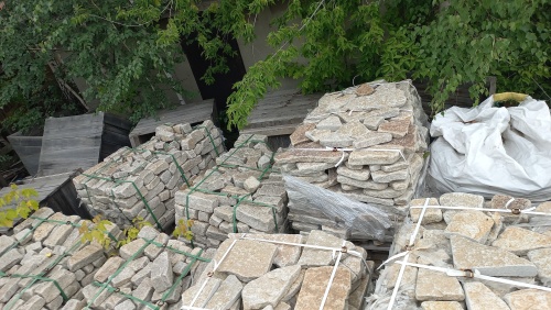 Гранитный плитняк галтованный для мощения купить в Оренбургской области