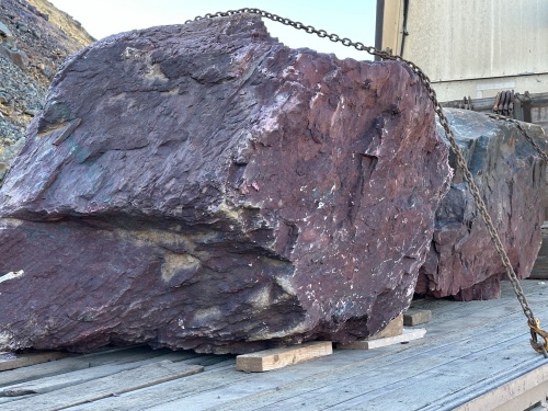 Огромные красно-фиолетовые валуны для ландшафтного дизайна весом более 5 тонн купить в Оренбургской области