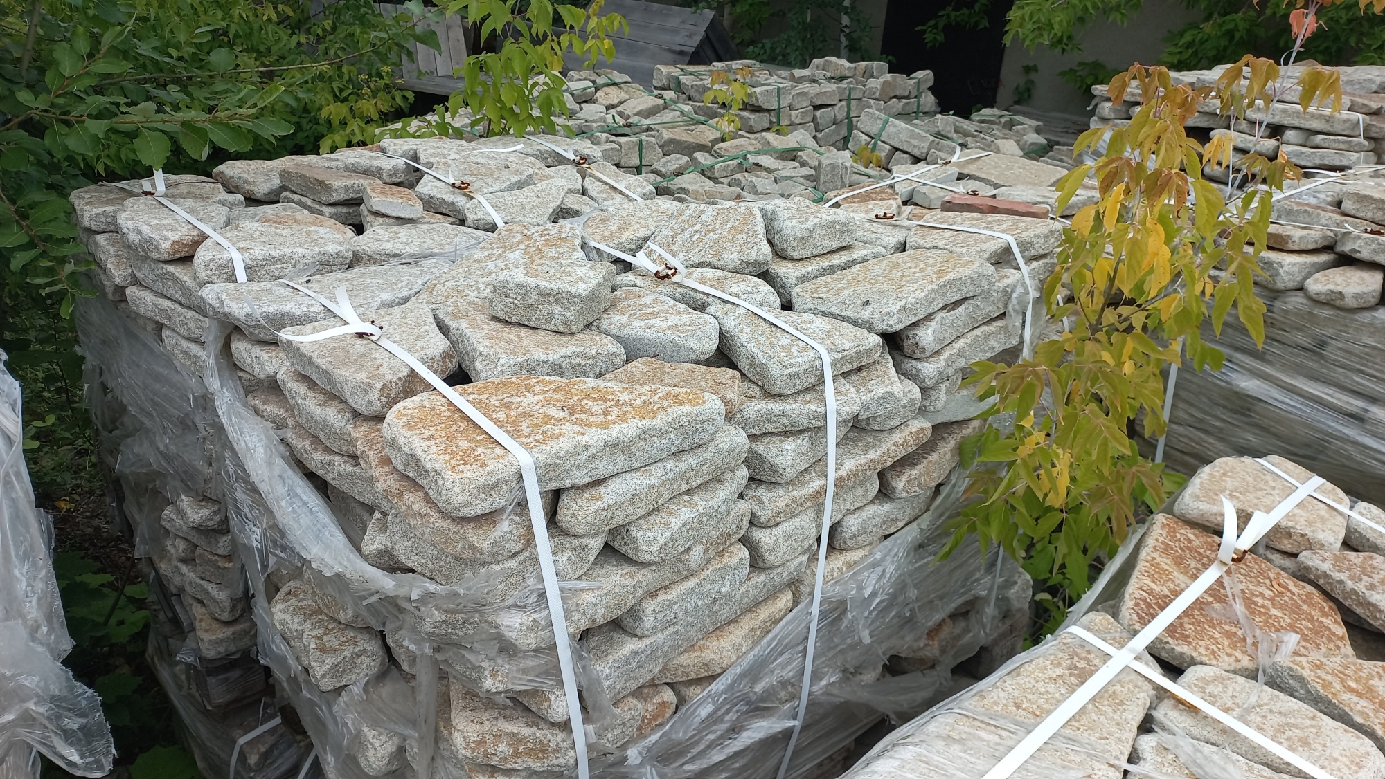 Плитняк галтованный гранитный для ландшафтного дизайна купить в Оренбургской области