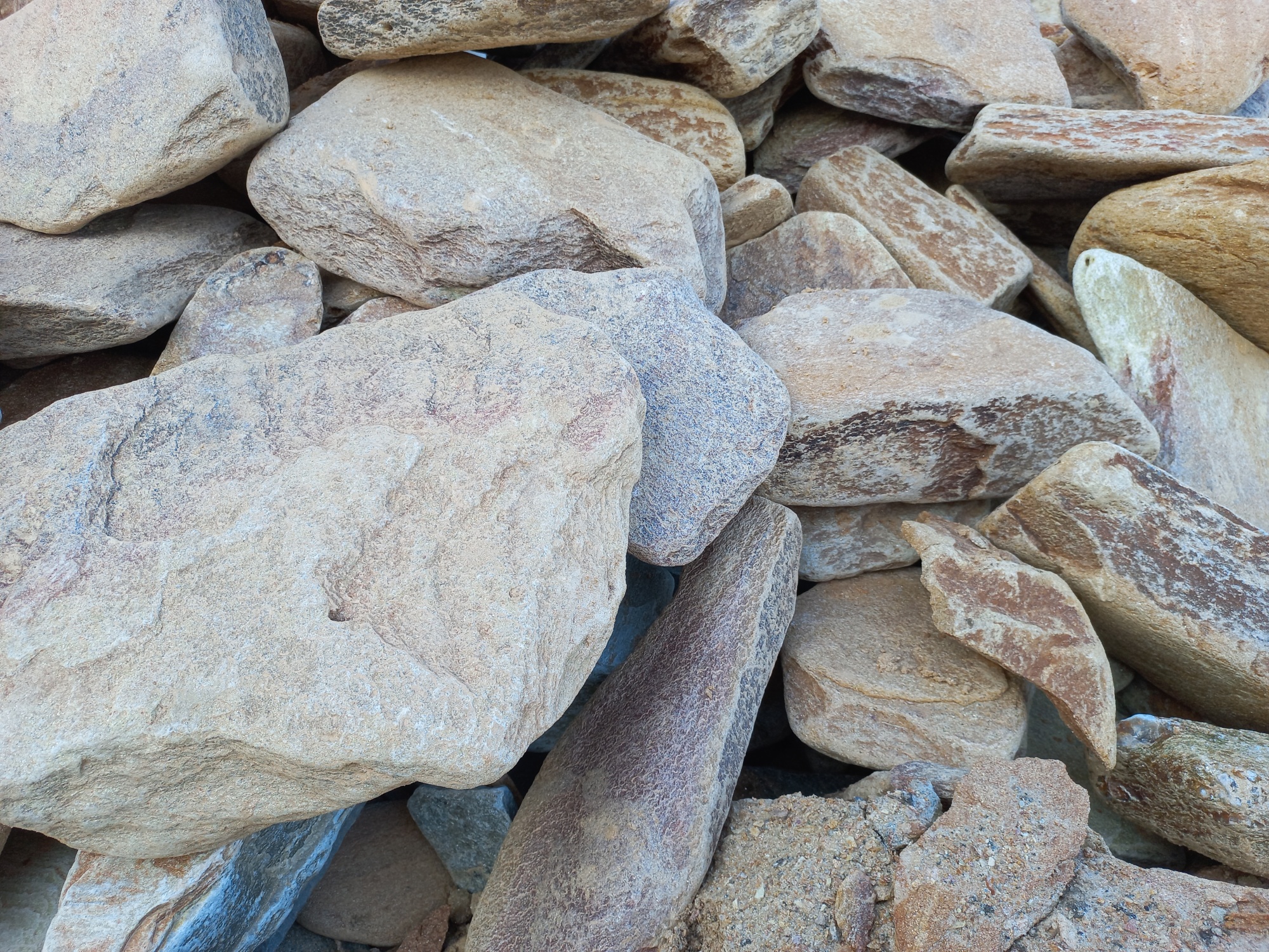 Златолит жёлтый, жёлто-зелёный глыбки и валуны для ланшафтного дизайна купить в Оренбургской области