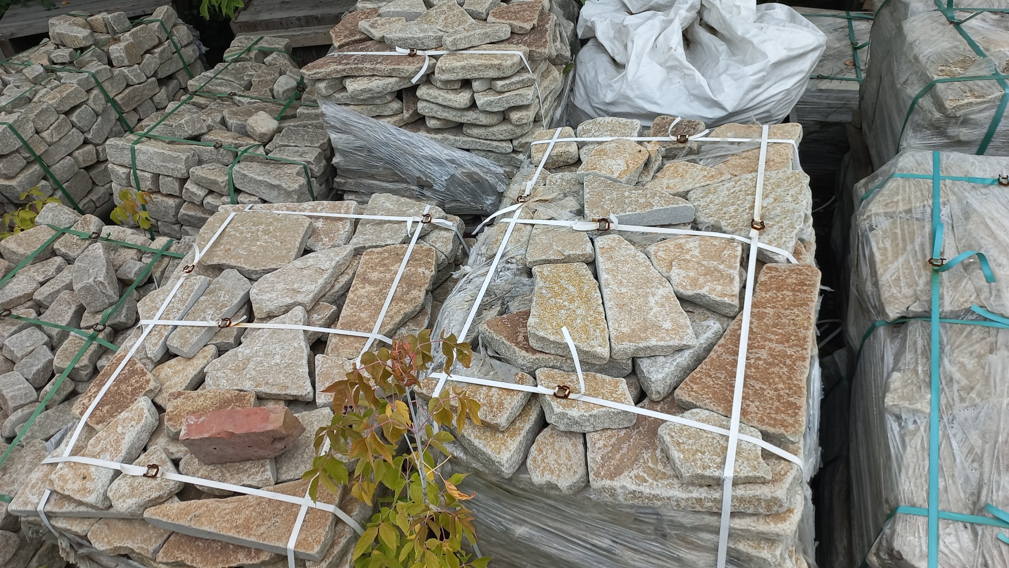 Плитняк гранитный галтованный купить в Оренбургской области