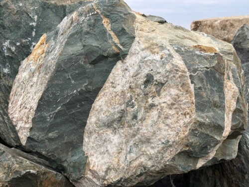 Гигантские зелёные валуны для ландшафтного дизайна весом более 5 тонн купить в Оренбургской области