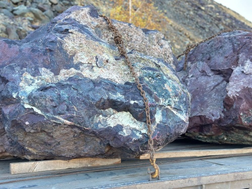 Огромные красно-фиолетовые валуны для ландшафтного дизайна весом более 5 тонн купить в Оренбургской области