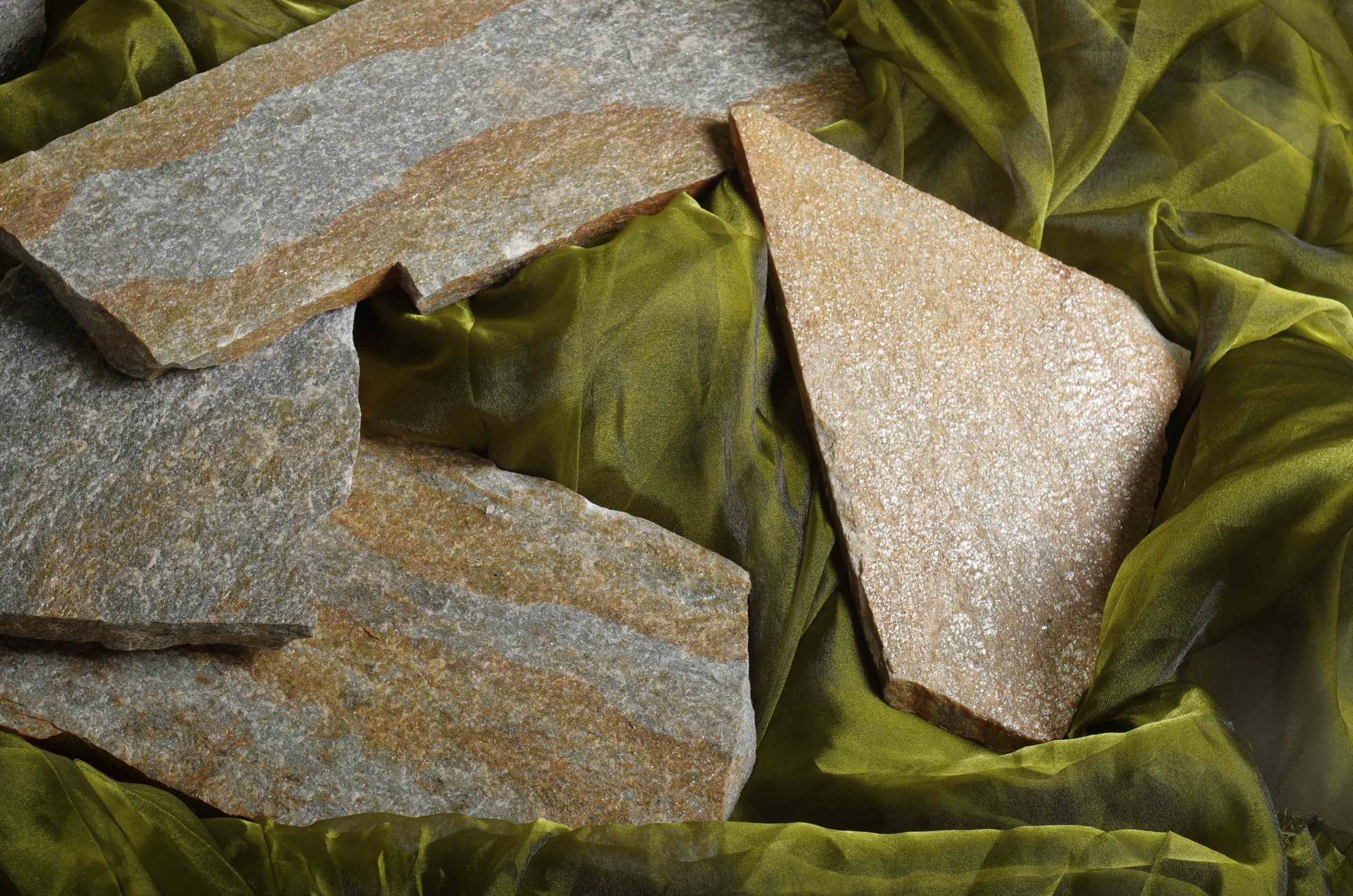 Плитняк златолит Уральский для цоколя, отмостки купить в Оренбургской области